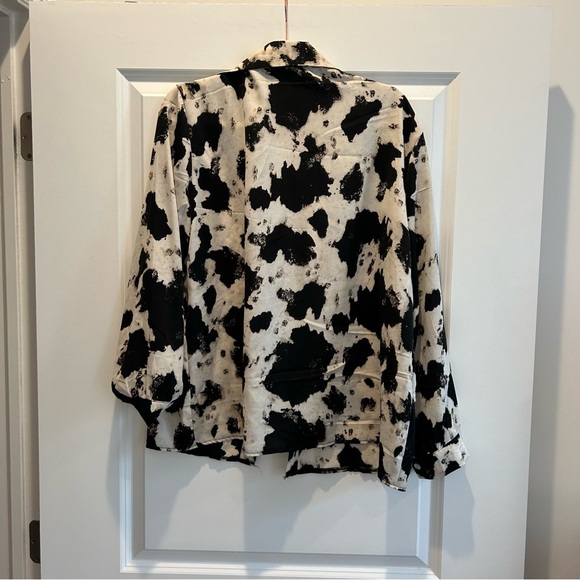 Adorable cow print silk blouse! - Picture 2 of 3